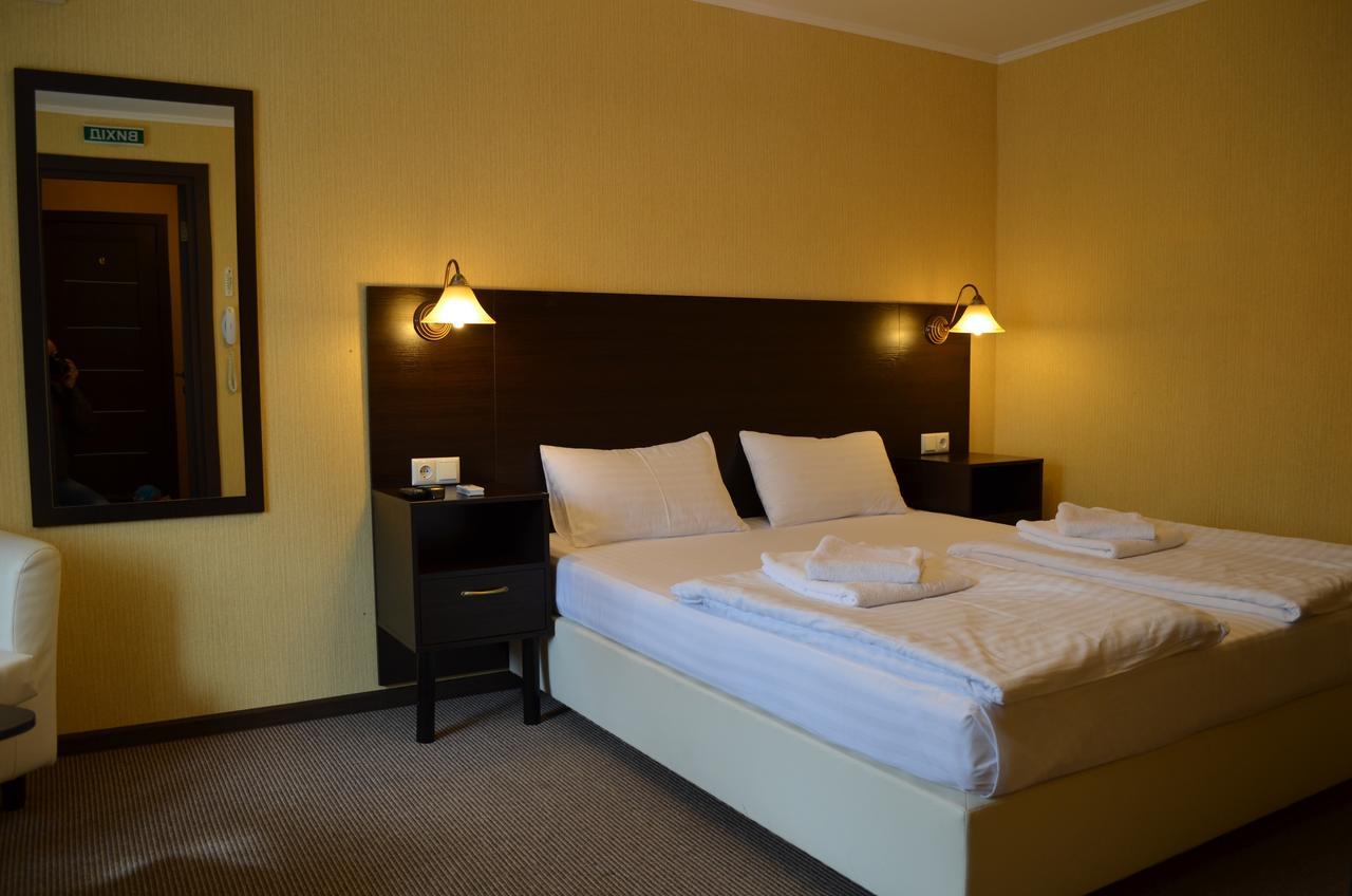 Transit Hotel Дьяковцы Экстерьер фото