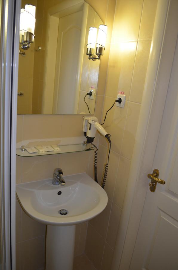 Transit Hotel Дьяковцы Экстерьер фото